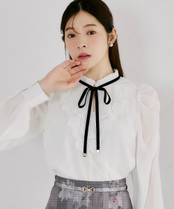 気品ある愛らしさを纏うリボン付きプチフリルヨークレースブラウス tocco closet(トッコクローゼット)