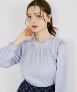 ネックレス要らずでクラス感漂うパール付きタック入りブラウス tocco closet(トッコクローゼット)