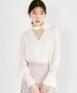 ２ＷＡＹ立体フラワーブローチ付きチョーカーネックボウタイブラウス tocco closet(トッコクローゼット)※オフィシャルサイト限定