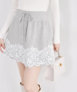 パールビジュー×フラワーレース装飾ニットミニスカート tocco closet(トッコクローゼット)※オフィシャルサイト限定