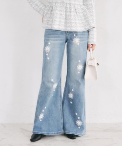 立体フラワーモチーフ付きデニムフレアパンツ tocco closet(トッコクローゼット)※オフィシャルサイト限定