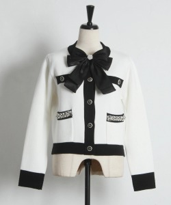 リボンブローチ付きパールビジュー装飾バイカラーニットカーディガン tocco closet(トッコクローゼット)※オフィシャルサイト限定 ※セレクトアイテム