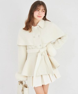 ２ＷＡＹ袖口ファー付きビジュー釦ケープコート tocco closet(トッコクローゼット)※オフィシャルサイト限定 ※セレクトアイテム