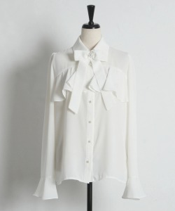 リボンブローチ付きパール釦フリルブラウス tocco closet(トッコクローゼット)　※オフィシャルサイト限定 ※セレクトアイテム