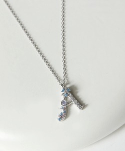 カラービジューイニシャルネックレス tocco closet(トッコクローゼット)※オフィシャルサイト限定※セレクトアイテム