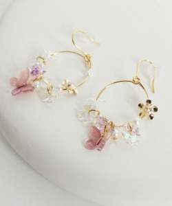 パピヨン＆フラワーモチーフ付きピアス tocco closet(トッコクローゼット)　※セレクトアイテム【※衛生商品のため不良品以外の返品不可】