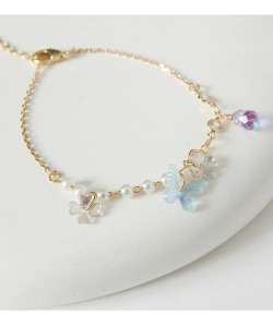 パピヨン＆フラワーモチーフ付きパールビジューブレスレット tocco closet(トッコクローゼット)　※セレクトアイテム