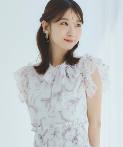 リボンプリントシフォンフリルブラウス tocco closet(トッコクローゼット)　《RequestProject》※柏木由紀さんはピンク着用 ※こちらの商品は上下セットアイテムではございません。