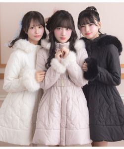 取り外し可能なファー＆ベルト付きリボンキルティングフィット＆フレアコート Suyunn(スユン)《MonotoneCollection》※齋藤樹愛羅さんはピンクベージュ、尾木波菜さん＆津代美月さんはアイボリー、市原愛弓さん＆花坂環さんはブラック着用※オンラインショップ限定