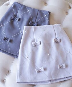 パール＆リボン付きダイヤ柄ラインストーン台形インナーパンツ仕様ミニスカート Suyunn(スユン) ＊スペシャルプライス品につき返品/キャンセル/配送日指定不可/ラッピング不可/少量在庫のセールの為交換は出来かねる場合がございます。