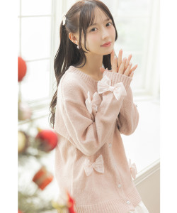 シフォンリボン付きビジュー釦ロングニットカーディガン Suyunn(スユン) ＊スペシャルプライス品につき返品/キャンセル/配送日指定不可/ラッピング不可/少量在庫のセールの為交換は出来かねる場合がございます。※松本ももなさんはピンク着用