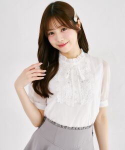 リボン付きパールビジュー×フラワーレースブラウス  Suyunn(スユン)