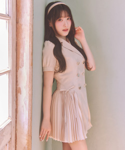 リボン付きプリーツトレンチライクミニワンピース 4月10日(金)再販決定☆ Suyunn(スユン) ※松本ももなさん、齋藤樹愛羅さんはライトベージュ着用