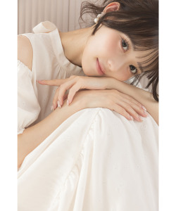 7/18販売予定！入荷連絡受付中☆儚げな色香を纏う♪後ろリボン付きオープンショルダーラメフラワーシャーリングワンピース Suyunn(スユン) ※松本ももなさんはアイボリー着用