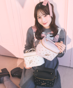 10/10ピンク・ホワイト販売、11月ブラック販売予定！入荷連絡受付中☆映え確実のときめきアクセント♪レースキルティングビジュー装飾ロゴバニティバッグ Suyunn(スユン) ※本田紗来さん使用