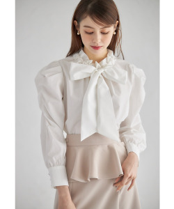 パワーショルダーフリルネックボウタイリボンブラウス 【samelis サミリス】≪tocco closet luxe≫ ＊スペシャルプライス品につき返品/キャンセル/配送日指定不可/ラッピング不可/少量在庫のセールの為交換は出来かねる場合がございます。