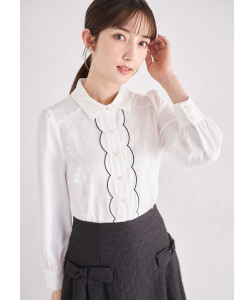 パール釦レース貼りスカラップ刺繍ブラウス【thalina タリーナ】 《tocco closet luxe》＊スペシャルプライス品につき返品/キャンセル/配送日指定不可/ラッピング不可/少量在庫のセールの為交換は出来かねる場合がございます。