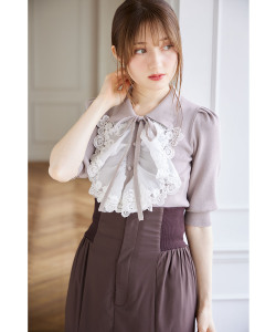 襟＆リボン付きレースフリル装飾ニットプルオーバー 8/24(日)再販【tyleina】《Summer→Autumn2025》《Anytimechic2025AW》《tocco closet luxe》※少量の在庫確保による再販売の為、交換は出来かねる場合がございます。予めご了承ください。