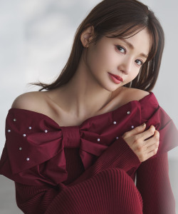 パールビジュー付きビックリボン切り替えリブニットワンピース tocco closet(トッコクローゼット)《tocco closet luxe》※ハ・ヨンスさんはボルドー着用