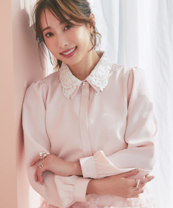 レース襟付きパール釦ブラウス tocco closet(トッコクローゼット)《tocco closet luxe》《冨張愛さんコラボ》