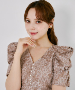 後ろリボン付きパワーショルダーフラワーフリンジジャガードワンピース 《tocco closet luxe》※綺咲愛里さんはダスティピンク着用 ＊スペシャルプライス品につき返品/キャンセル/配送日指定不可/ラッピング不可/少量在庫のセールの為交換は出来かねる場合がございます。