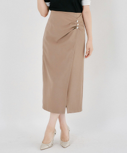 美ラインで品よく細見え♪ビジュー付きドレープタックタイトスカート 8月27日(木)再販決定☆tocco closet(トッコクローゼット)《tocco closet luxe》※綺咲愛里さんはブラック着用