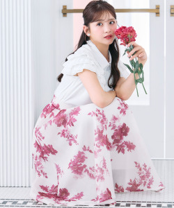シアーボンディングフラワープリントタックフレアスカート tocco closet(トッコクローゼット)《tocco closet luxe》《BlackCollection》※綺咲愛里さんはダークチェリー着用
