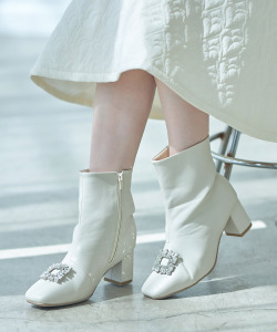 クリアビジュー付きスクエアショートブーツ【celion】 tocco closet　※麻亜里さん着用 ＊スペシャルプライス品につき返品/キャンセル/配送日指定不可/ラッピング不可/少量在庫のセールの為交換は出来かねる場合がございます。