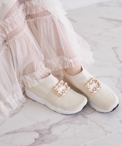 パールビジュー付きニットスニーカー 【deliora デリオラ】 tocco closet(トッコクローゼット)《Shoes Collection》※少量の在庫確保による再販売の為、交換は出来かねる場合がございます。予めご了承ください。