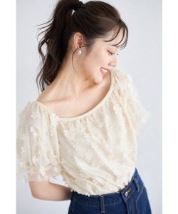 立体フラワー付きバルーンスリーブチュールブラウス【forrely フォレリー】 tocco closet(トッコクローゼット)＊スペシャルプライス品につき返品/キャンセル/配送日指定不可/ラッピング不可/少量在庫のセールの為交換は出来かねる場合がございます。　