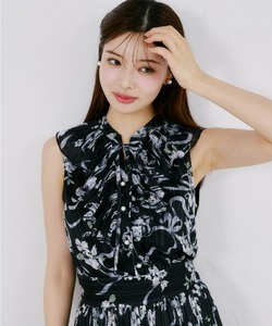 リボン付きラメドビーストライプ×リボンフラワープリントフリルブラウス  tocco closet ※麻亜里さんはブラウン着用 ＊スペシャルプライス品につき返品/キャンセル/配送日指定不可/ラッピング不可/少量在庫のセールの為交換は出来かねる場合がございます。