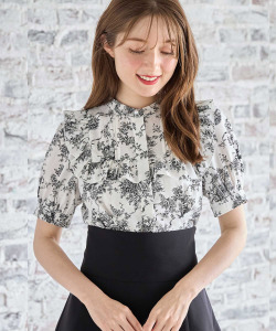 フリル付きタック入りトワルドジュイプリント半袖ブラウス 8/2(金)オフィシャルサイト限定再販☆【journi ジュルニ】 tocco closet(トッコクローゼット)※少量の在庫確保による再販売の為、交換は出来かねる場合がございます。予めご了承ください。