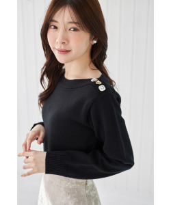 肩ビジューモチーフ付きニットプルオーバー【leontia レオンティア】 tocco closet ＊スペシャルプライス品につき返品/キャンセル/配送日指定不可/ラッピング不可/少量在庫のセールの為交換は出来かねる場合がございます。