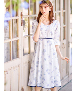 くるみ飾り釦付き配色ライン入りフラワープリントワンピース【loberry ロベリー】 tocco closet(トッコクローゼット)＊スペシャルプライス品につき返品/キャンセル/配送日指定不可/ラッピング不可/少量在庫のセールの為交換は出来かねる場合がございます。