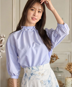 後ろりぼん付きパール装飾タック入りハイネックブラウス【lycoris リコリス】 tocco closet(トッコクローゼット)　8/11スタート！スペシャルプライス＊スペシャルプライス品につき返品/交換/キャンセル/配送日指定不可/ラッピング不可