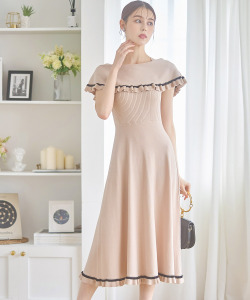 配色ライン入りフリル付きケープライクシャリ感ニットワンピース【milac ミラック】 tocco closet(トッコクローゼット)＊スペシャルプライス品につき返品/キャンセル/配送日指定不可/ラッピング不可/少量在庫のセールの為交換は出来かねる場合がございます