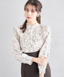 パール釦フラワープリントヨークタックフリルブラウス【muliana ミュリーナ】 tocco closet(トッコクローゼット)　＊スペシャルプライス品につき返品/キャンセル/配送日指定不可/ラッピング不可/少量在庫のセールの為交換は出来かねる場合がございます。