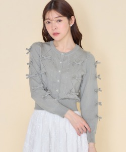 リボン付きパール釦ミニケーブル編みニットカーディガン【oleandra オリンドラ】 tocco closet ＊スペシャルプライス品につき返品/キャンセル/配送日指定不可/ラッピング不可/少量在庫のセールの為交換は出来かねる場合がございます。