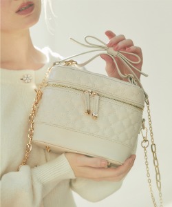 リボンショルダー付きクローバーキルティング×裏地チェリー柄バニティバッグ 【sfame】 tocco closet《RibbonCollection》＊スペシャルプライス品につき返品/キャンセル/配送日指定不可/ラッピング不可/少量在庫のセールの為交換は出来かねる場合がございます。