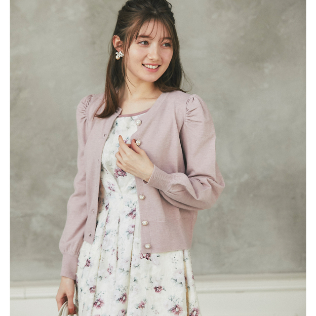 フェミニンにモード感をプラスするパール釦ボリュームスリーブ  