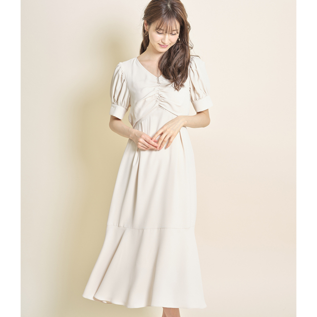 大人の可愛さを引き立てるウエストりぼん付きフロントシャーリングワンピース