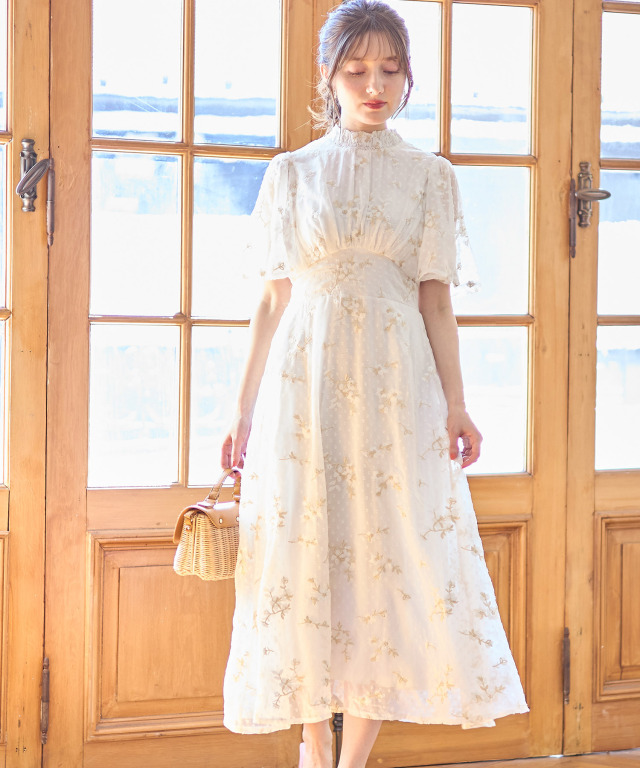 透明感のあるフラワー刺繍×ドットフレアスリーブシャーリングネック  