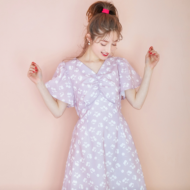 ポップな可愛さが弾ける胸元ギャザーフレアスリーブチェリープリントワンピース