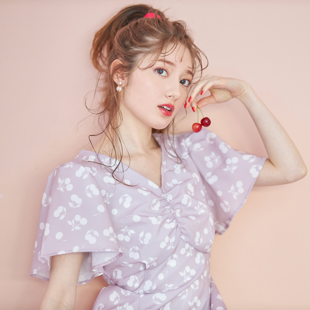 ポップな可愛さが弾ける胸元ギャザーフレアスリーブチェリープリントワンピース