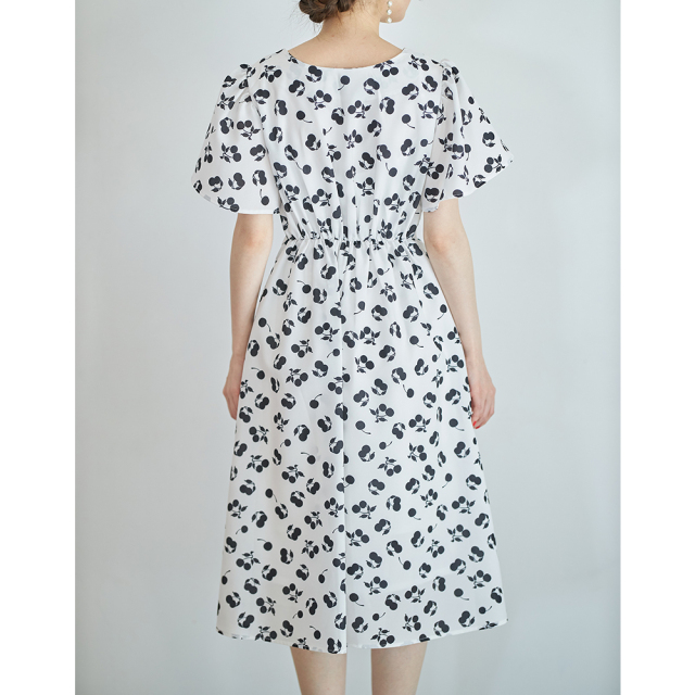 ポップな可愛さが弾ける胸元ギャザーフレアスリーブチェリープリントワンピース