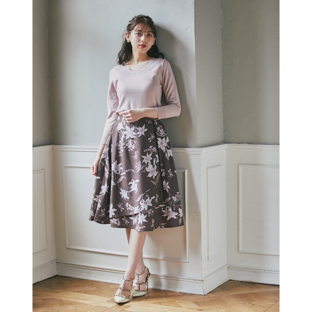 甘さと大人っぽさをMIXしたフラワープリントラップフレアスカート 