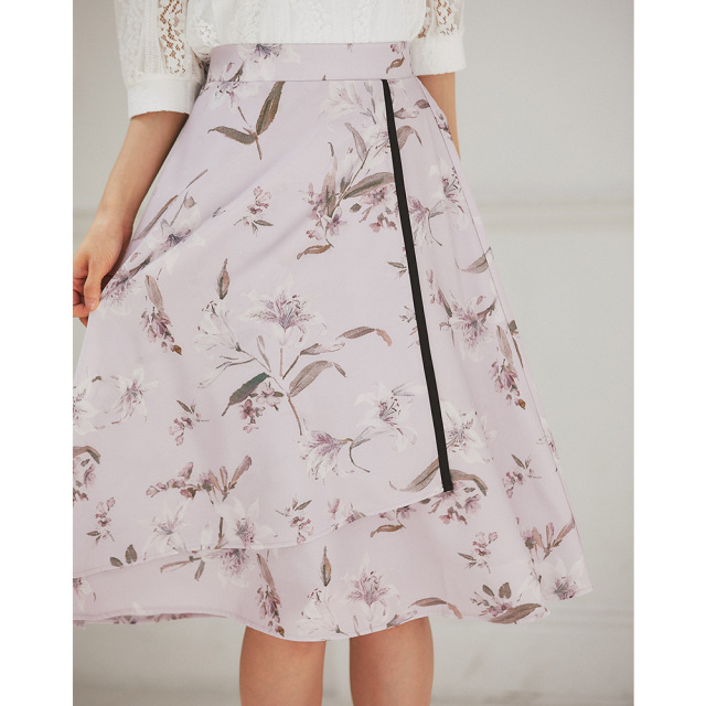 甘さと大人っぽさをMIXしたフラワープリントラップフレアスカート 