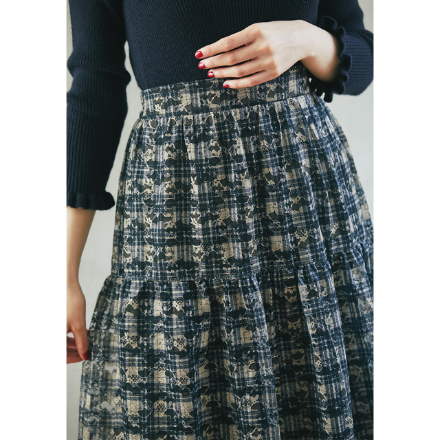新鮮な美しさを纏うフラワーレース×チェック柄フレアスカート 