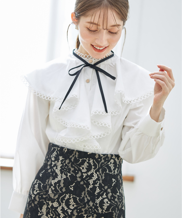 リボン付きフリルホワイトブラウス 