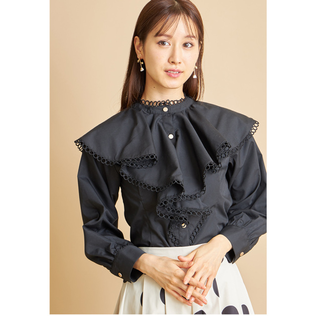 優雅な甘さに見惚れるリボン付きラッフルフリルブラウス